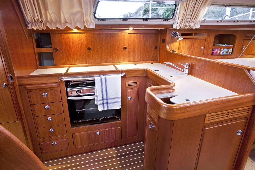 Hallberg-Rassy 372 galley ©  SW